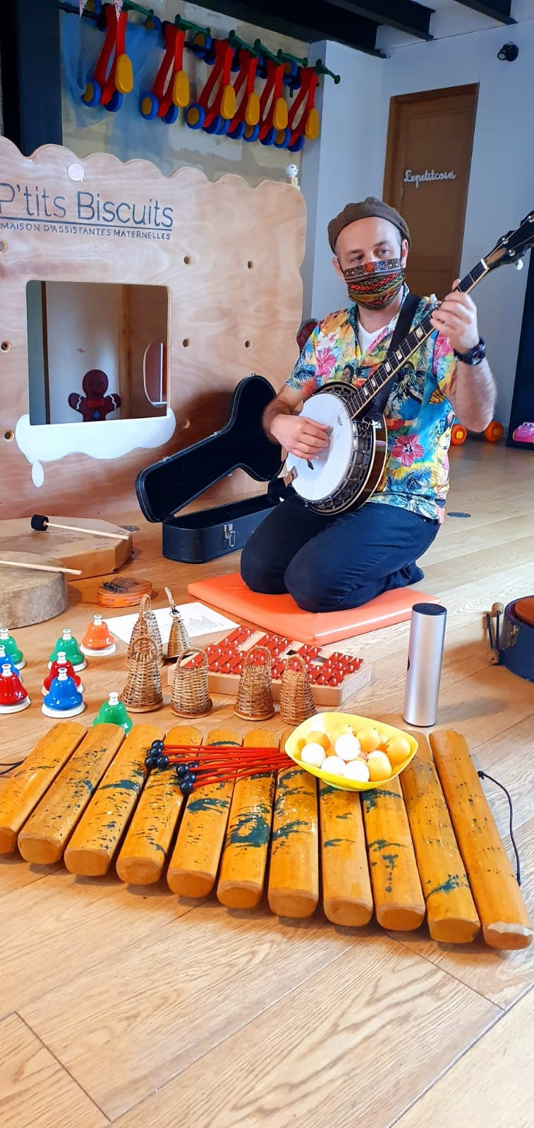 Doclaine jouant de la mandoline lors d'un atelier d'éveil musical