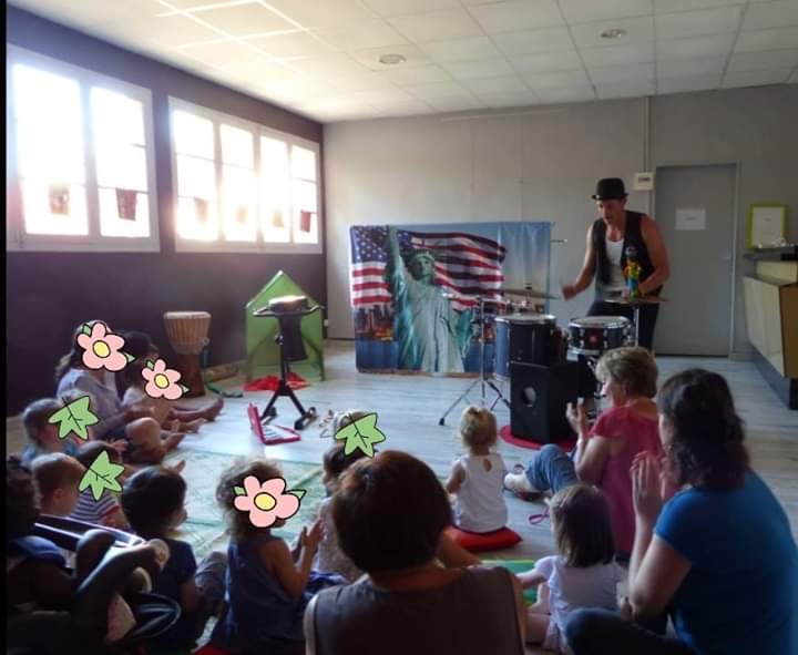 représentation du spectacle les voyages de Doudouka devant un public d'enfants