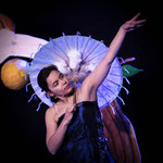 Cécile Doan dansant sur scène lors de la représentation du spectacle pour enfants la fileuse de nuage de la compagnie le temps d'un conte