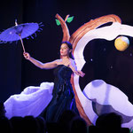 Cécile Doan dansant et chantant lors de la représentation sur scène du spectacle pour enfant la fileuse de nuage de la compagnie le temps d'un conte