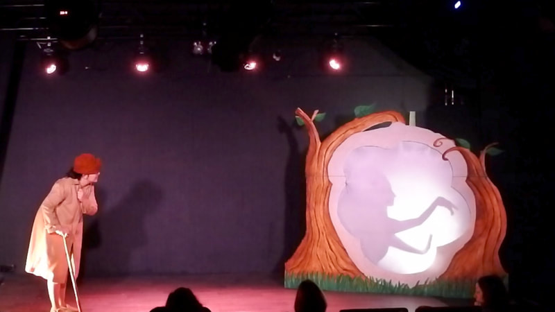 décor de forêt lors d'une représentation du spectacle tout public l'éphémère de la compagnie le temps d'un conte