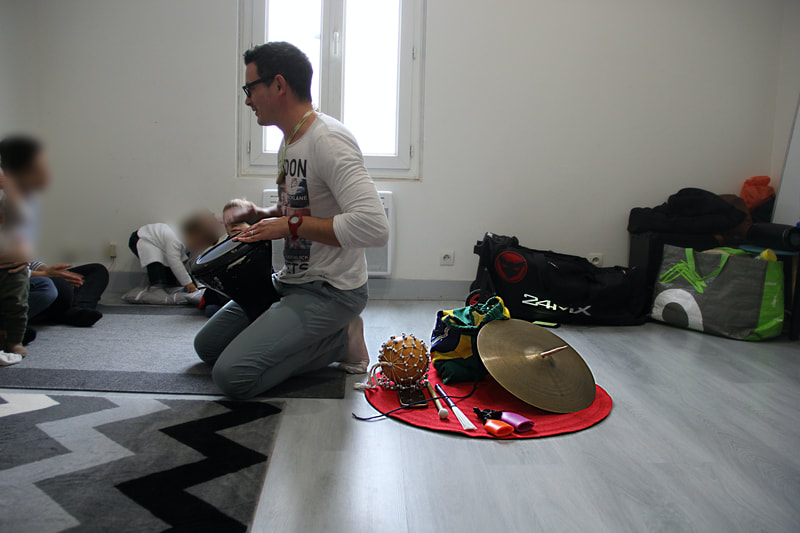 Mathias Sanchez animant un atelier d'éveil musical dans les locaux d'Imagina music